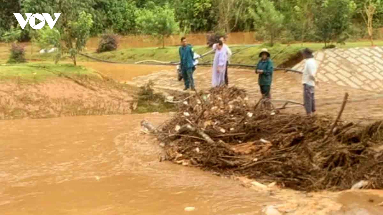 Violent floodwaters wash away four Korean travelers in Central Highlands